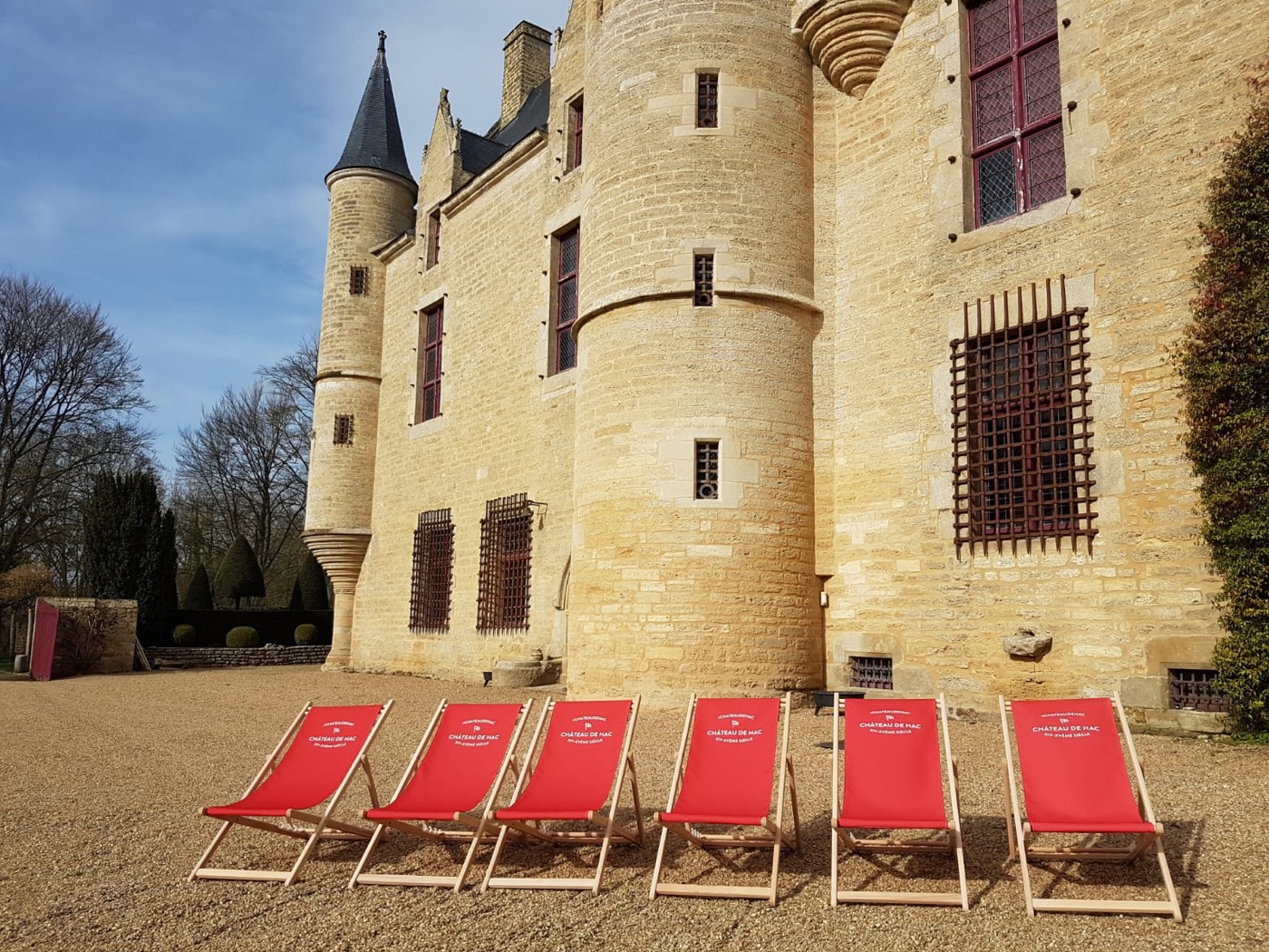 Chiliennes installées devant le Château de Hac