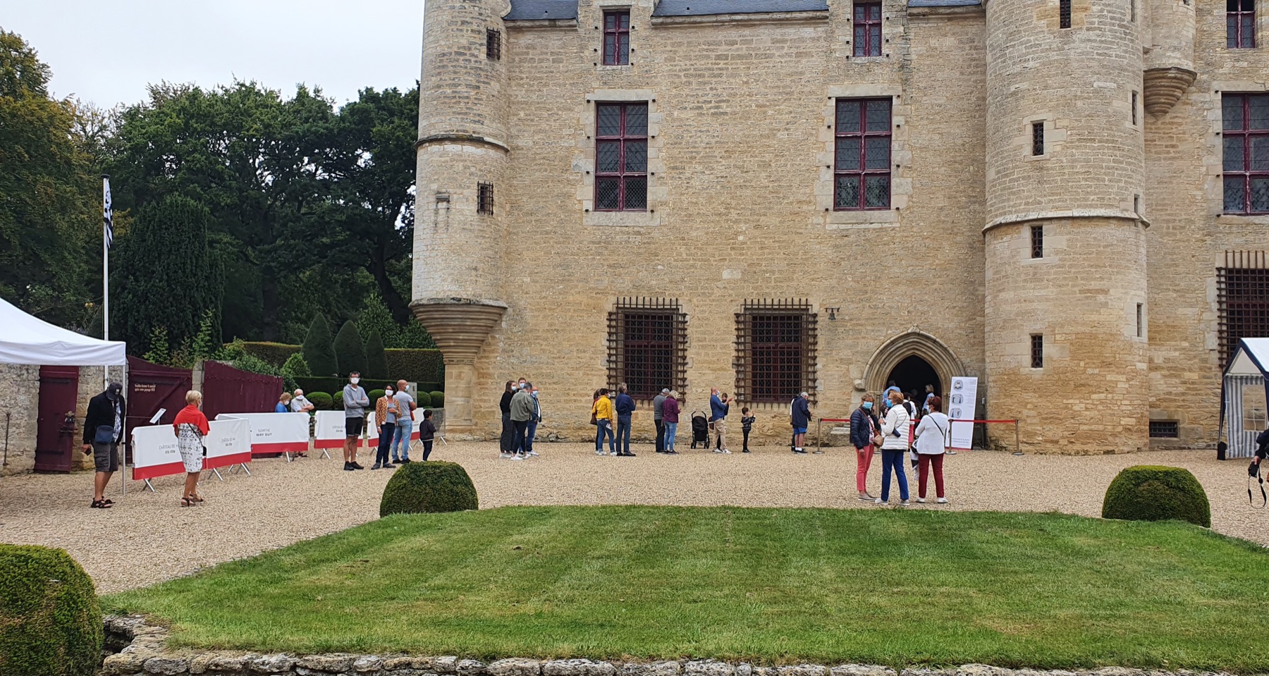 Public réuni devant la façade du Château de Hac