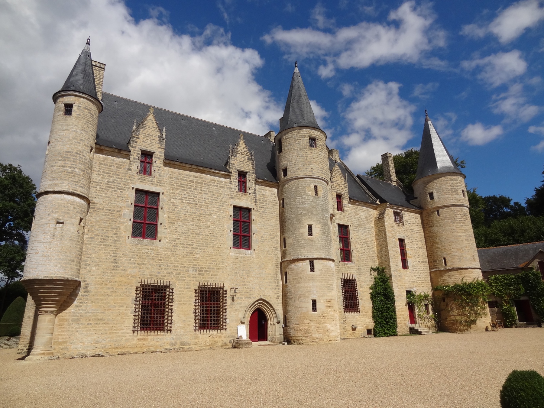 Cour et façade en pierre blonde du Château de Hac