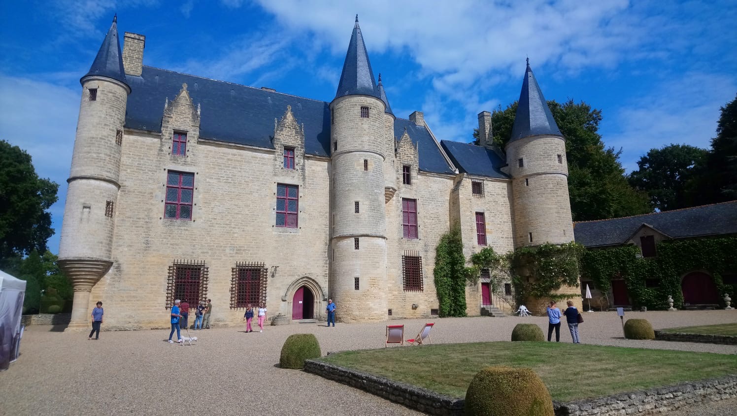 Le Château de Hac et ses tourelles dans la cour