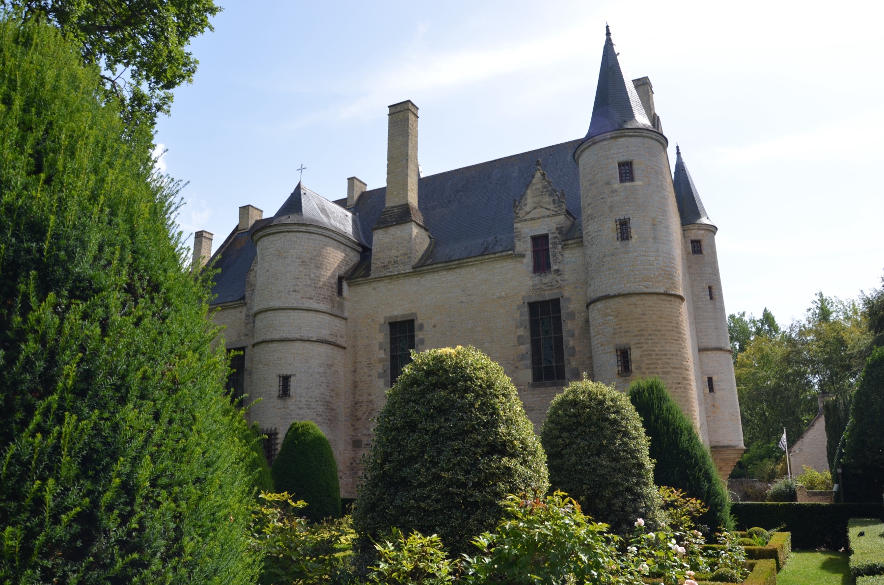 Façade nord du Château de Hac derrière les topiaires des jardins