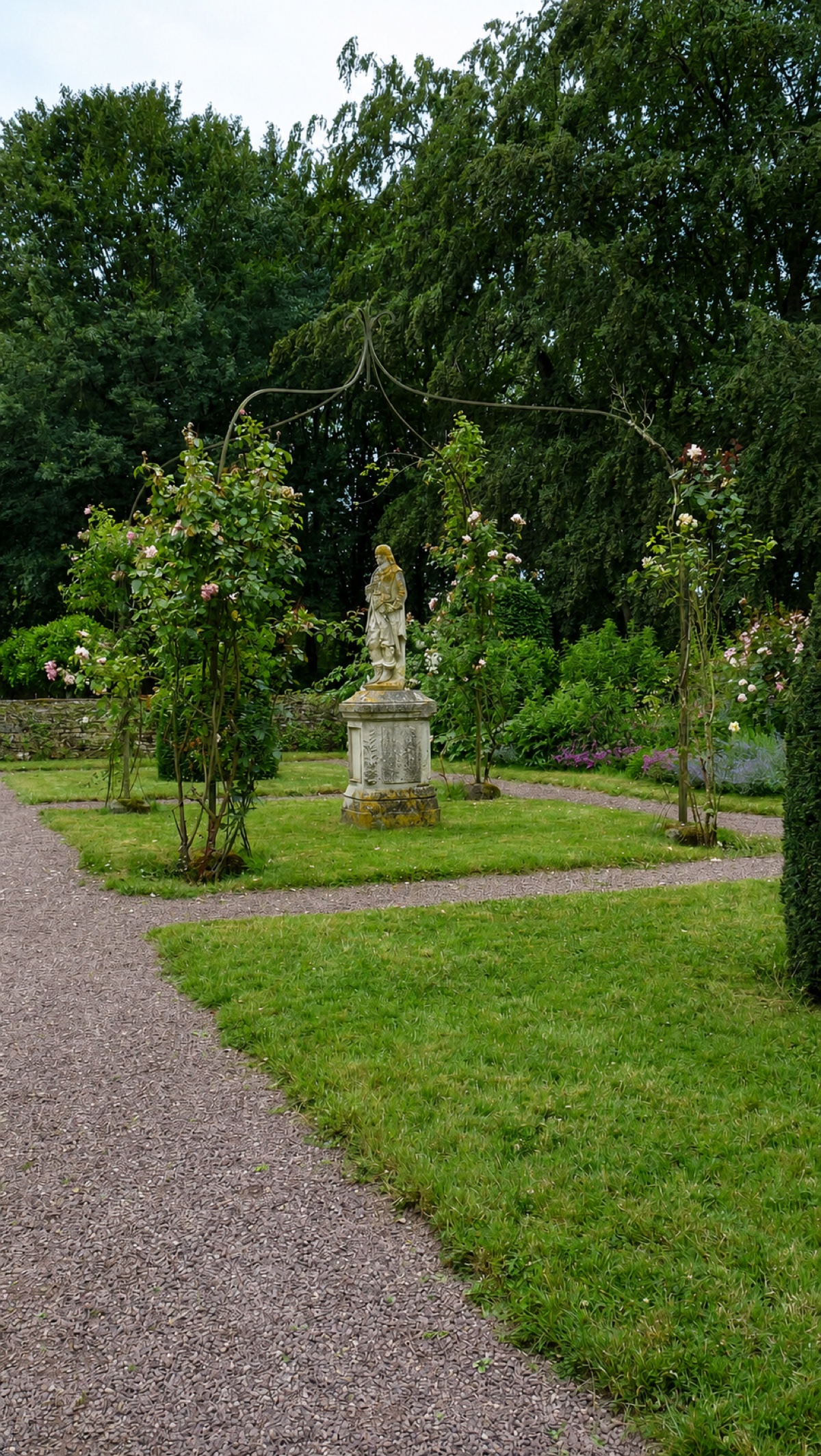 Statue et rosiers dans les jardins galants du Château de Hac
